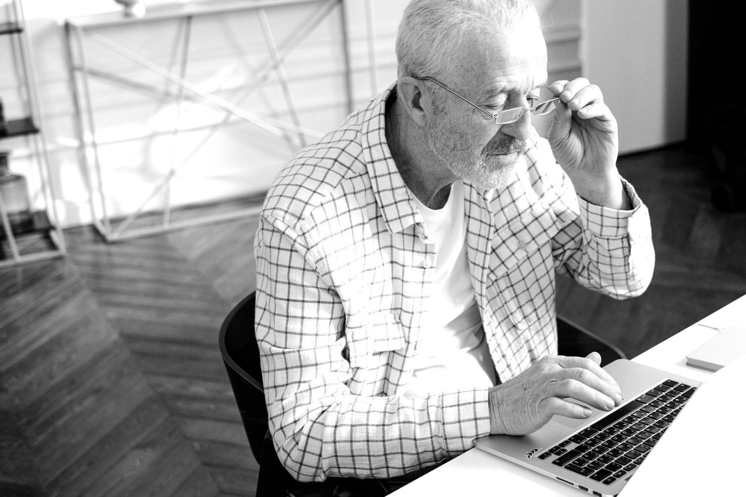 Специалист проводит реабилитационные упражнения с подопечным